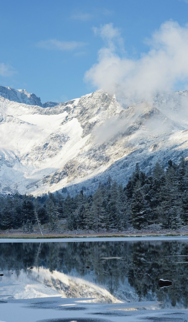 Заснеженные вершины Алтая