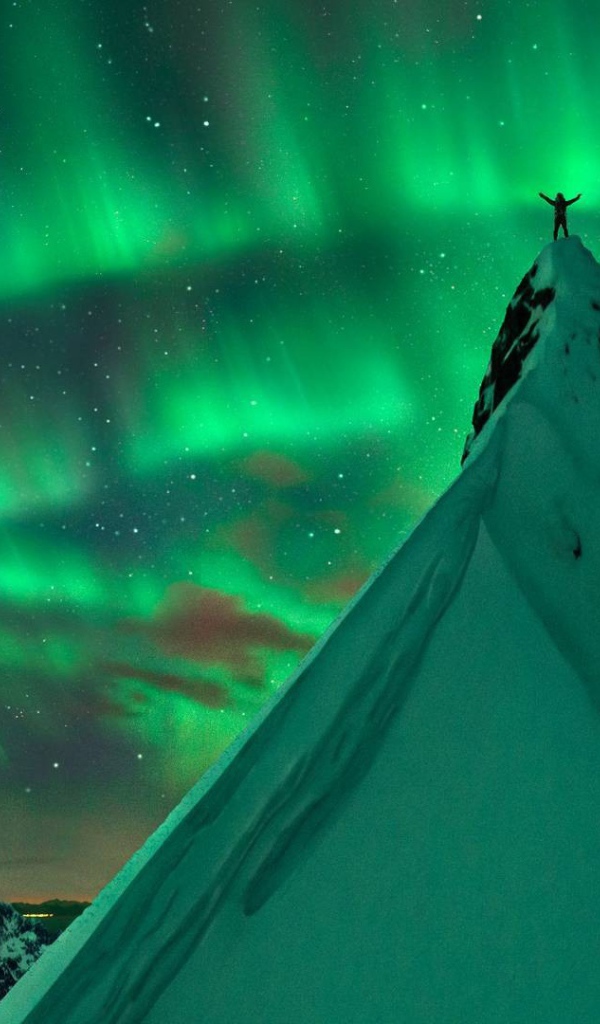 Заснеженный пик на фоне северного сияния