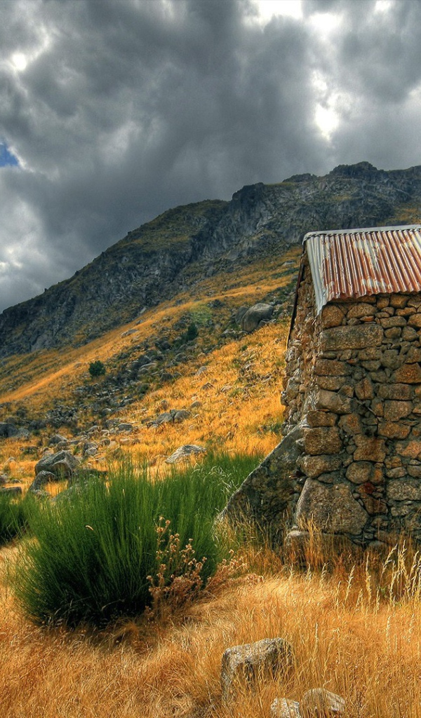 Каменный сарай в горах