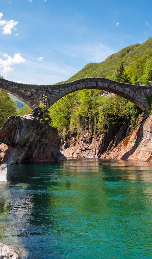 Каменный мост в горах