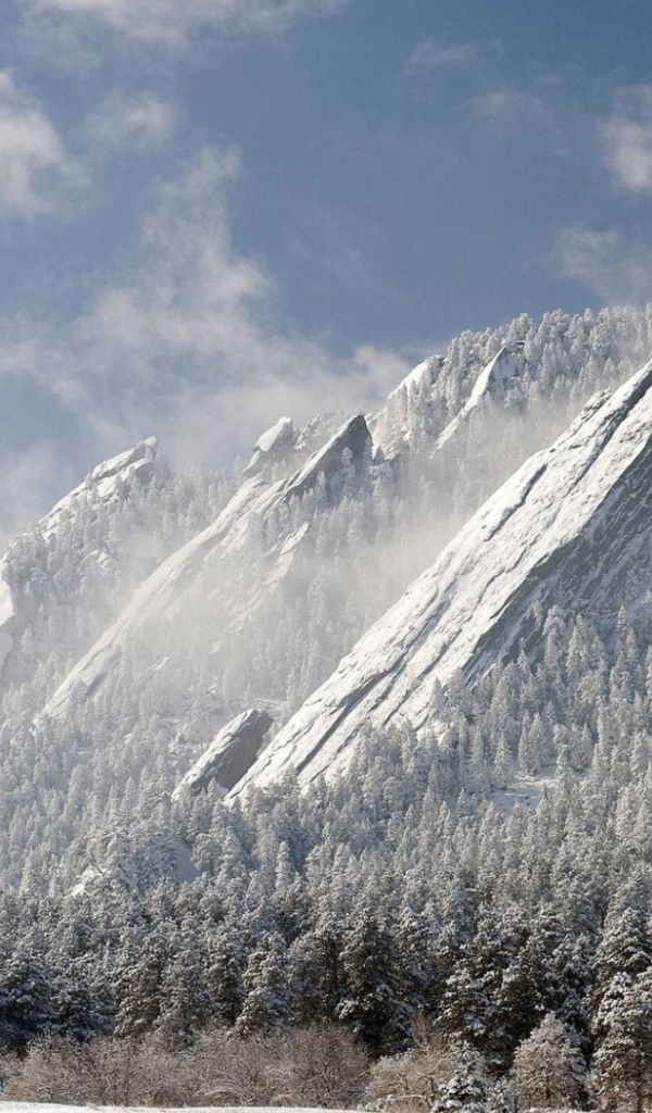 Вершины каменных гор зимой