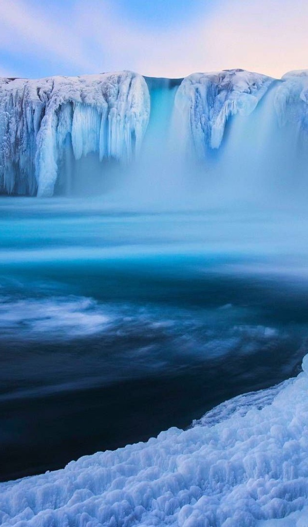 Водоворот у водопада в горах