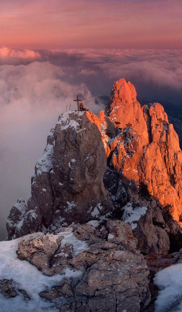 Крест на вершине скалы