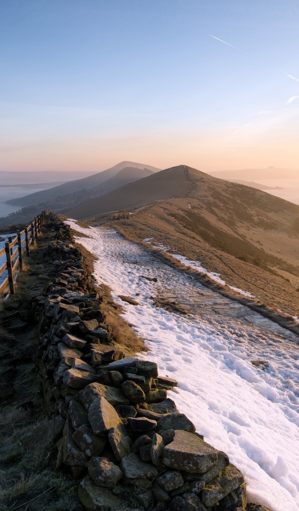 Забор на горной гряде