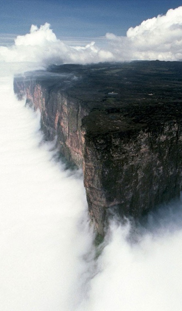 Плоская вершина горы среди облаков