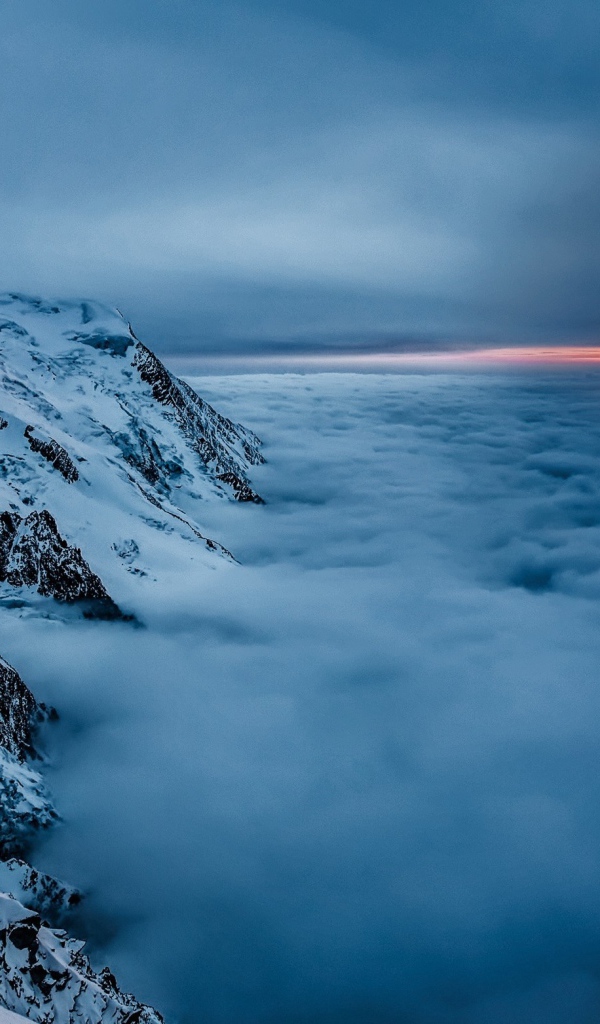 Вершины гор над облаками на закате