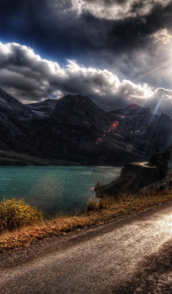 Дорога по берегу реки в горах