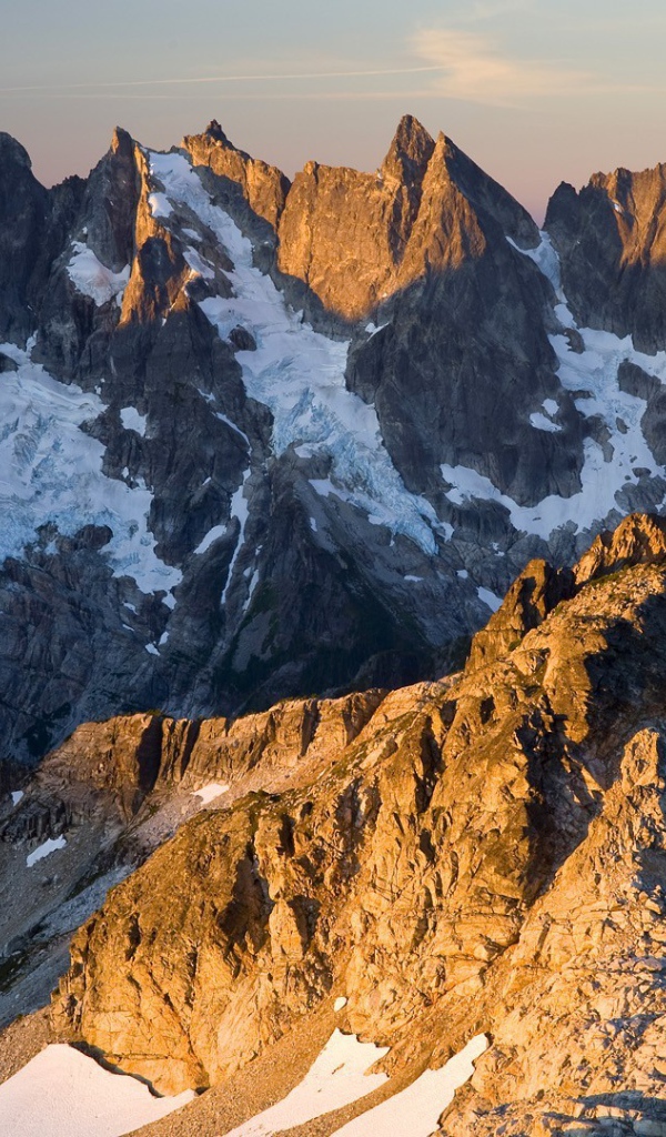 Острые пики горных вершин