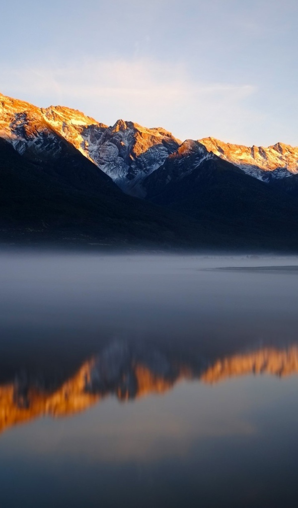 Солнце освещает горные вершины