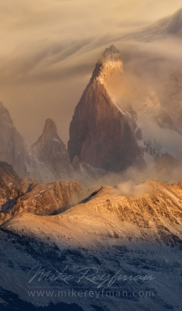 Вершина горы в оранжевой дымке