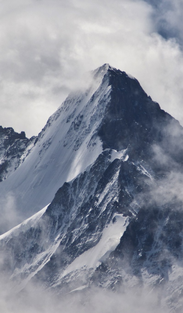 Вершина горы в окружении облаков