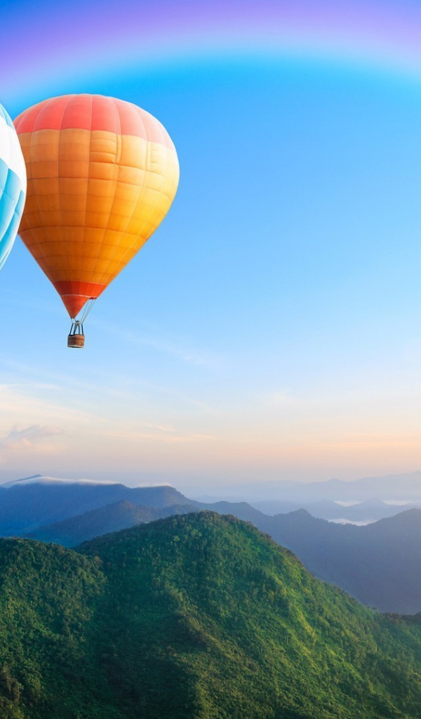 Два воздушных шара над горами