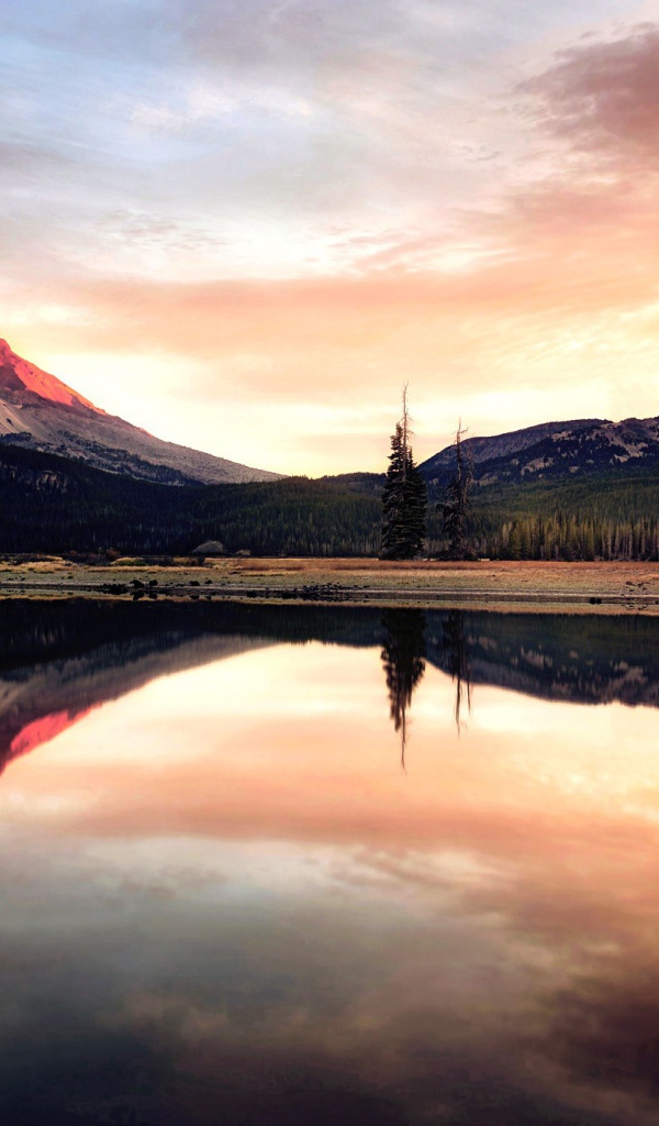 Две горы отражаются в воде озера