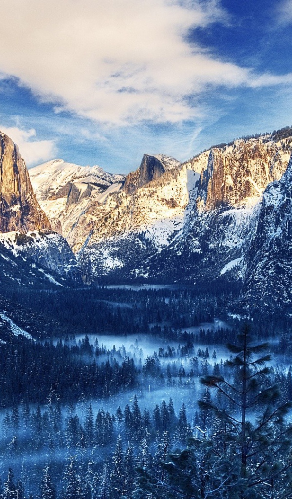 Долина среди заснеженных скал