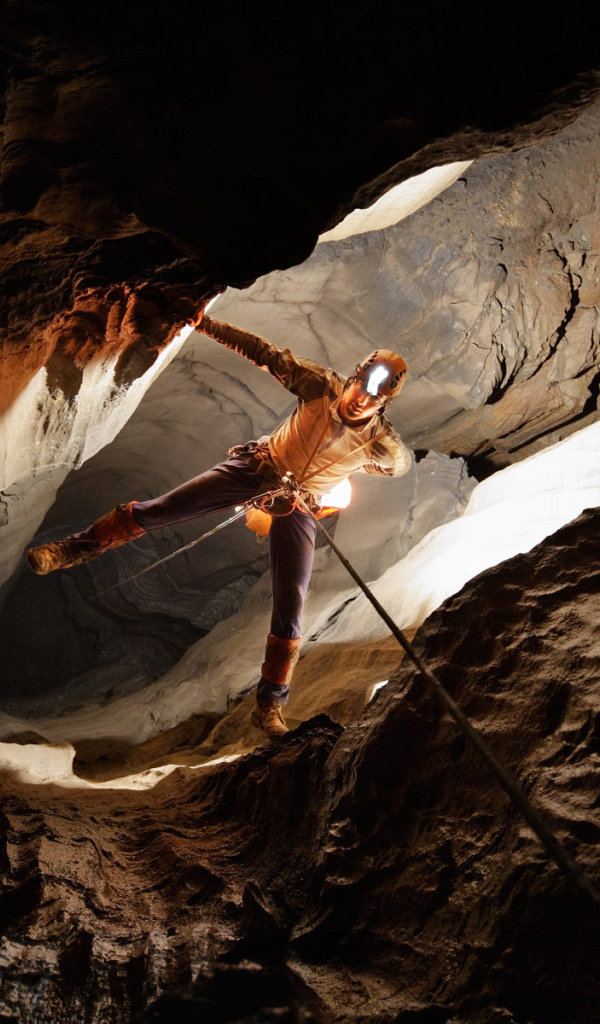 Человек спускается в пещеру