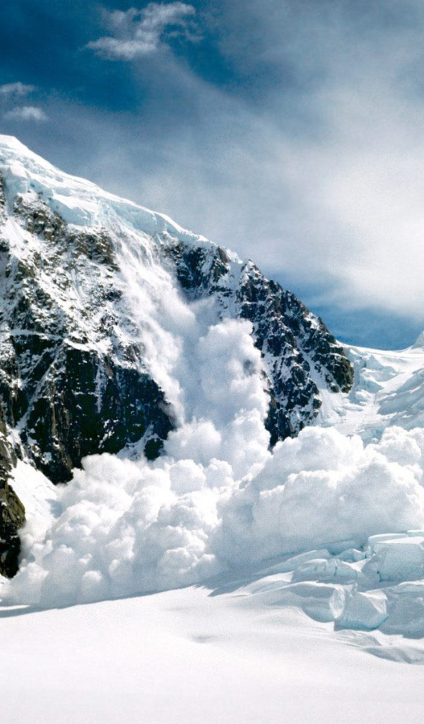 Сход лавины с горы