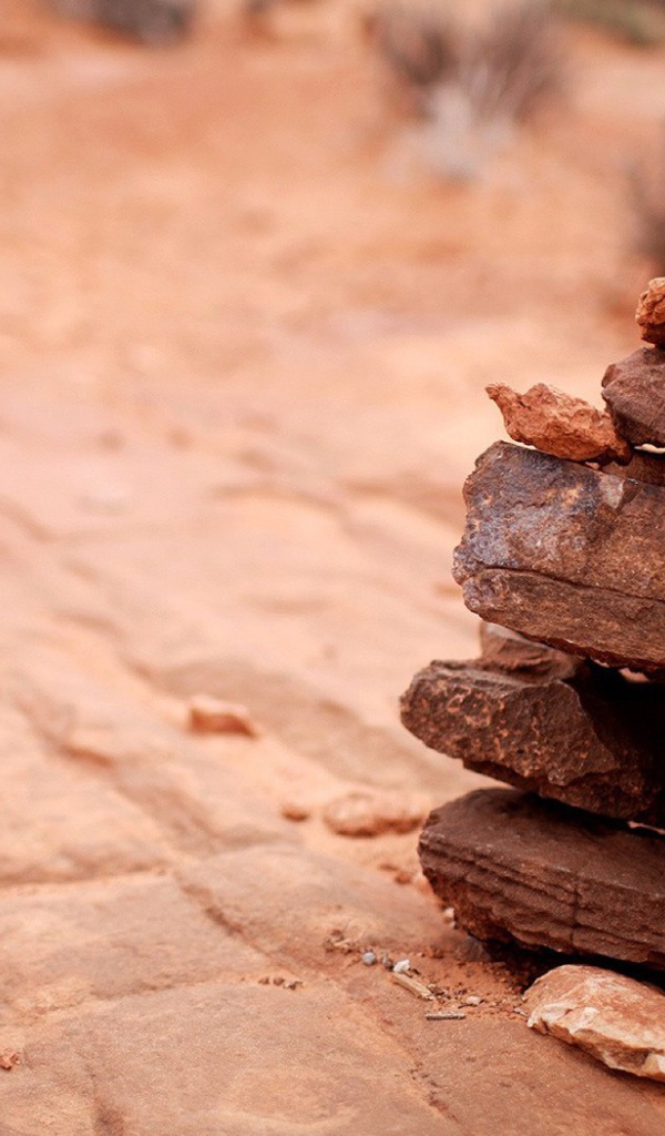 Стопка коричневых камешков на скале