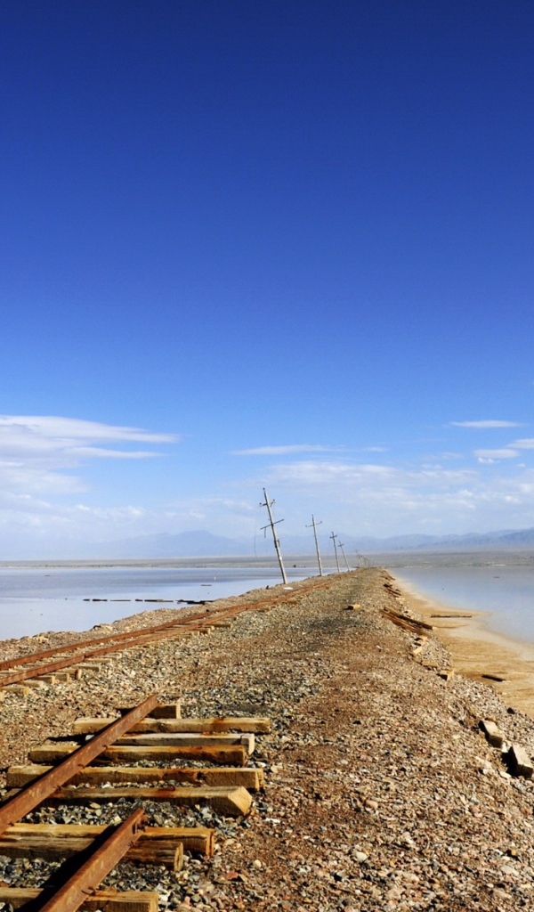 Разрушенная железная дорога у воды
