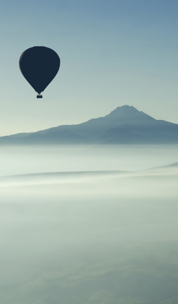 Черные воздушные шары над туманом