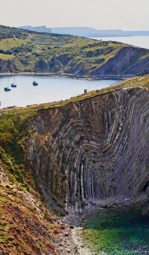 Лодки в озере у берега моря