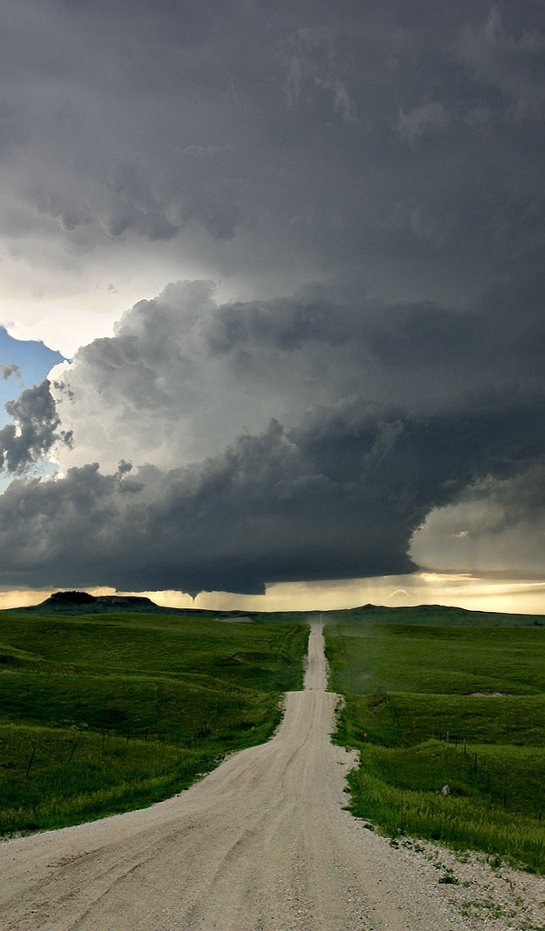 Пасмурная погода на дороге