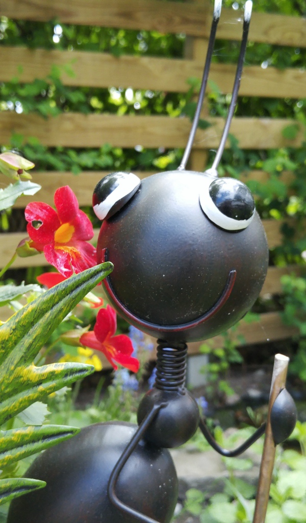 Фигурка муравья в саду