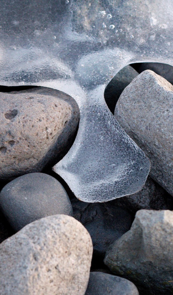 Лед на камнях