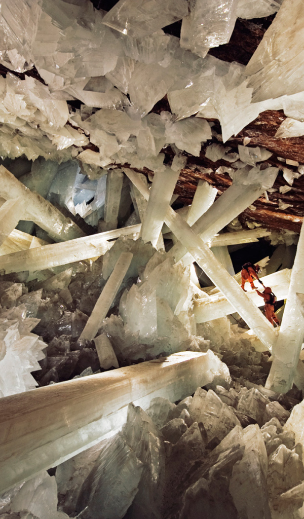 Большие кристаллы в пещере