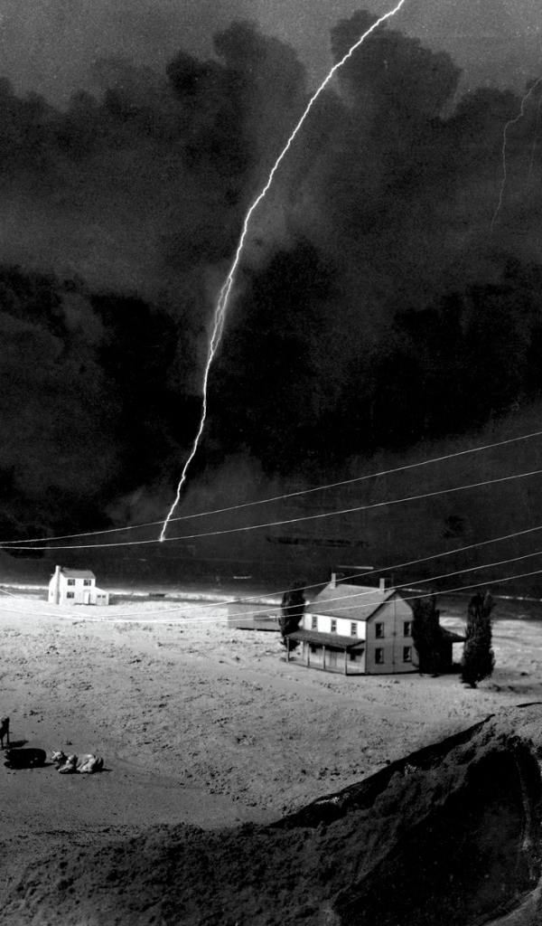 Молния ударила в провода