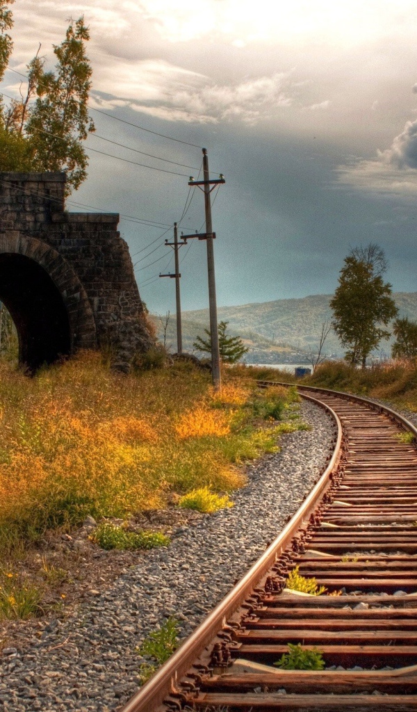 Старая железная дорога у разрушенного тоннеля