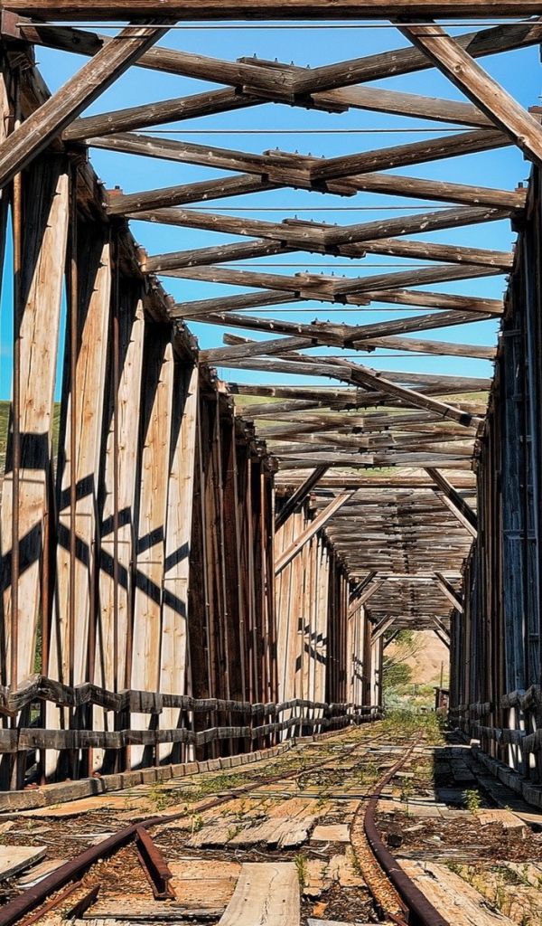 Старый железнодорожный мост из дерева