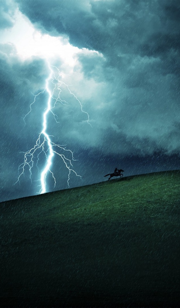 Всадник убегает от молнии и грозы