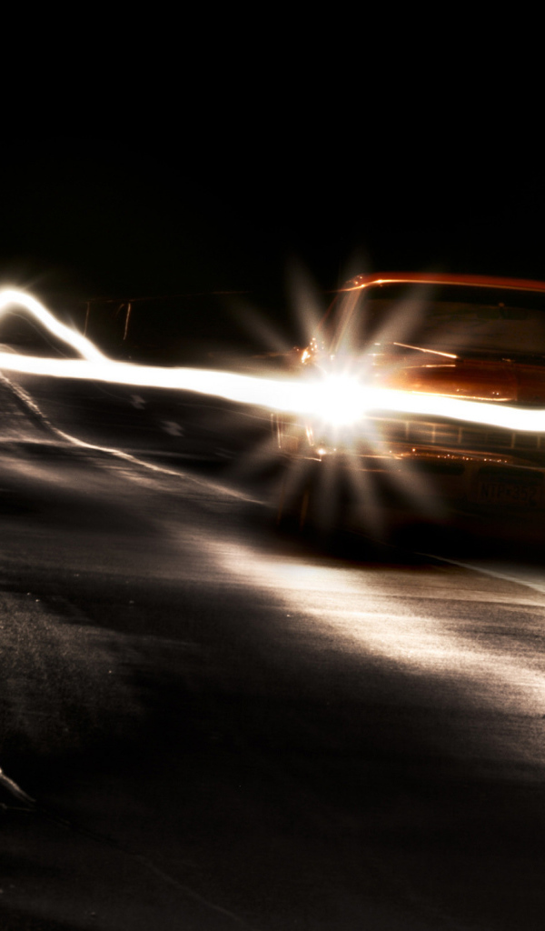 Автомобиль на ночной дороге