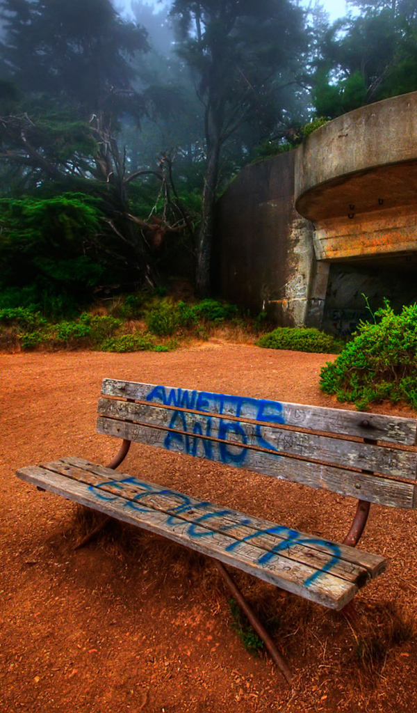 Надпись на скамейке