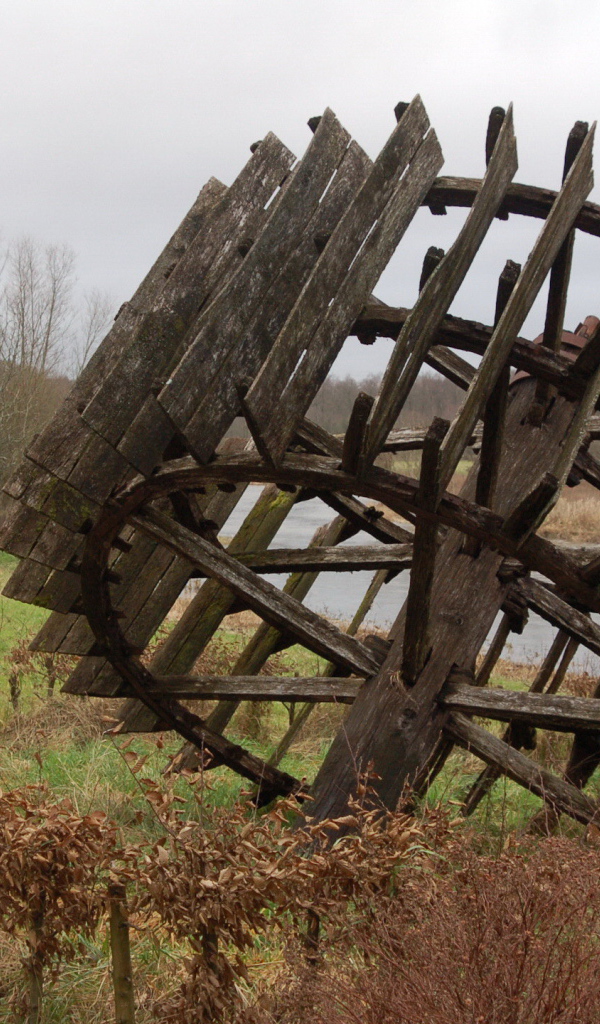 Старое колесо водяной мельницы