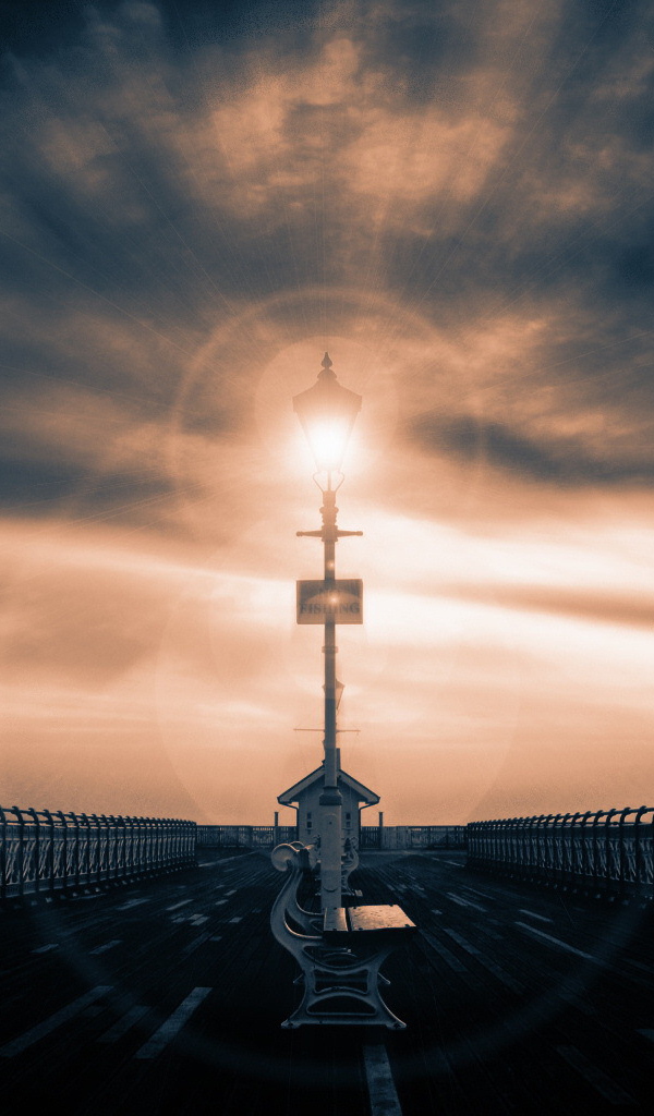 Фонарь и скамейка на пирсе