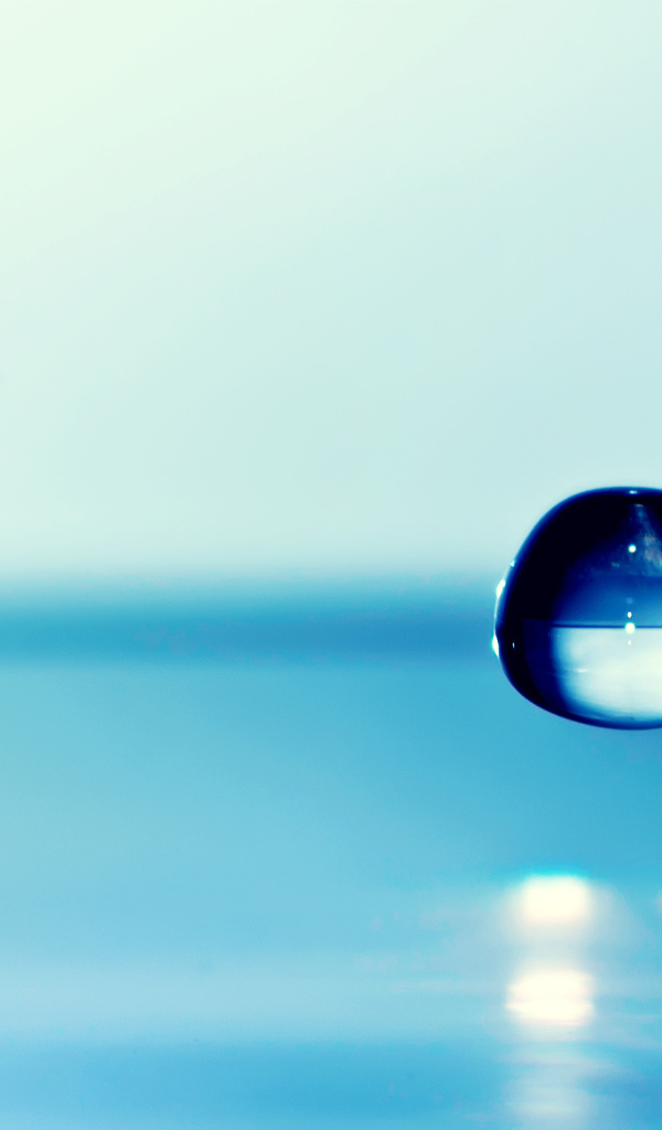 Падающая голубая капля воды