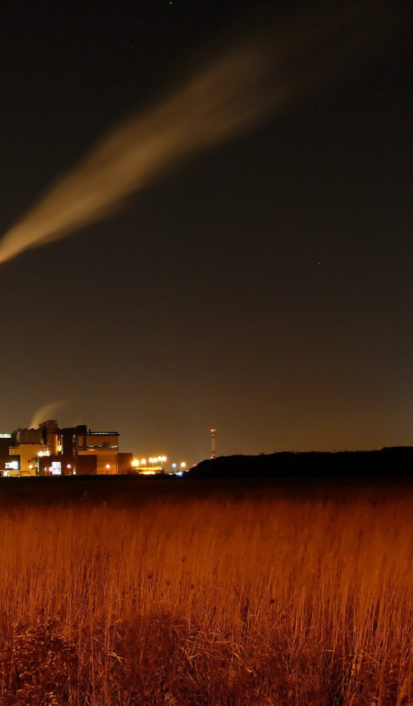 Дым из трубы завода