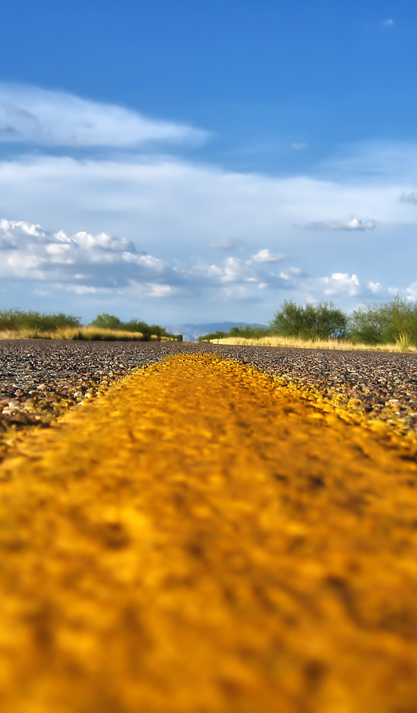 Желтая разметка на асфальте