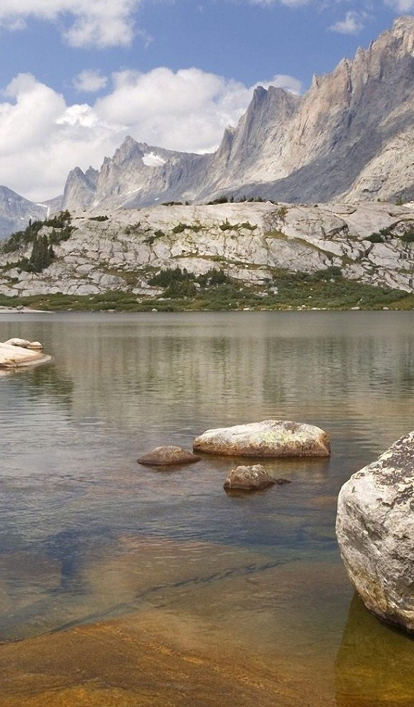 Одинокий валун в озере