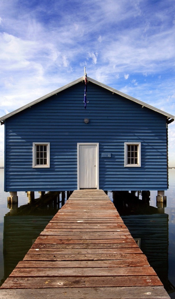 Синяя лодочная станция на озере