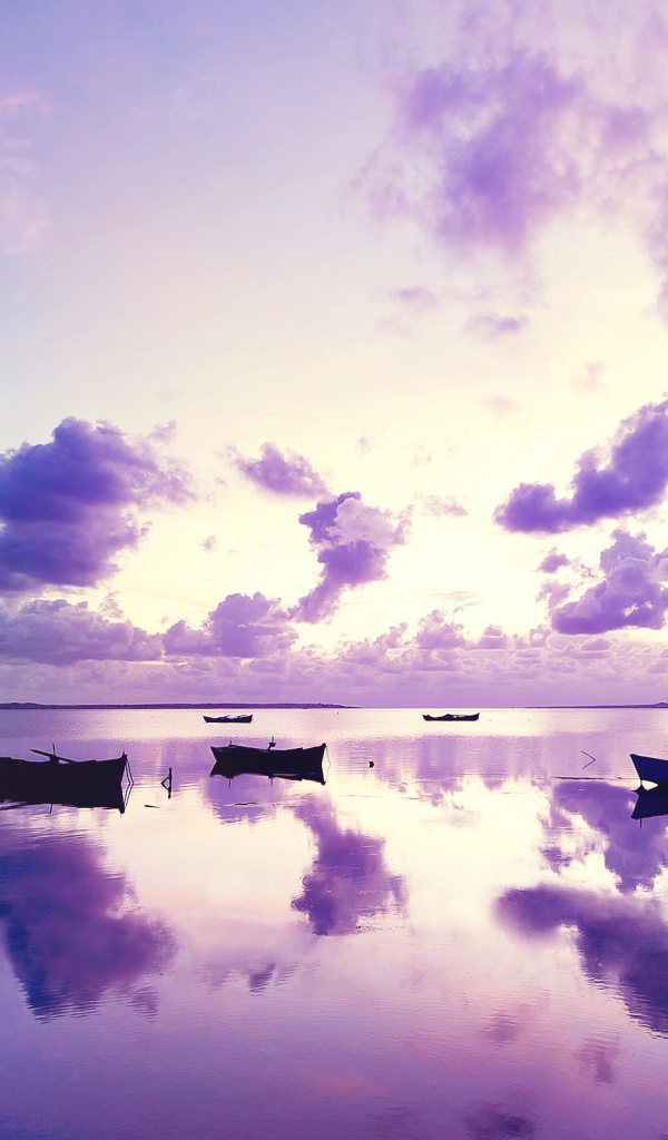 Лодки на фиолетовом озере