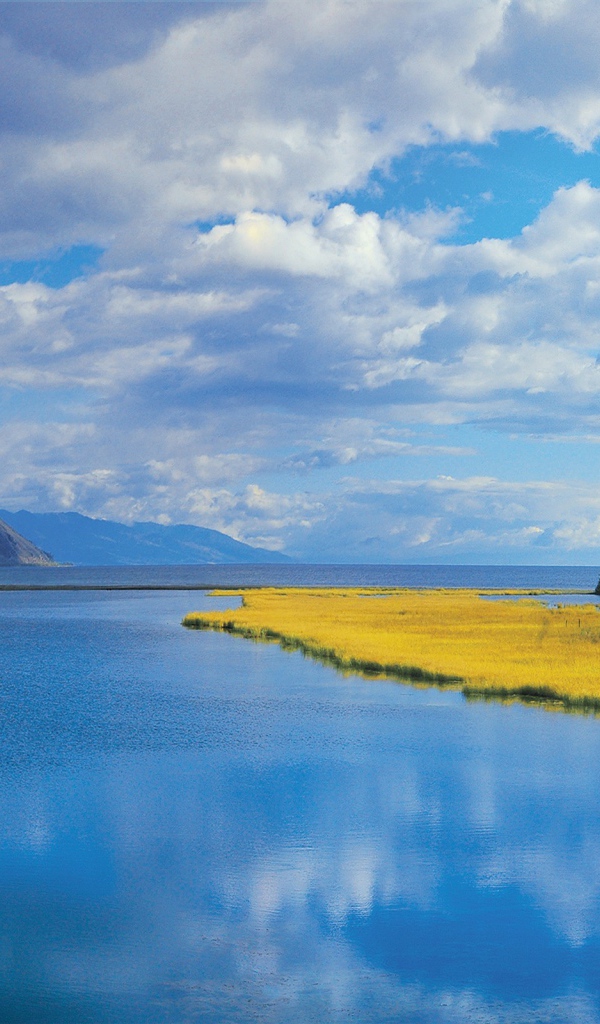 Спокойная широкая река среди гор