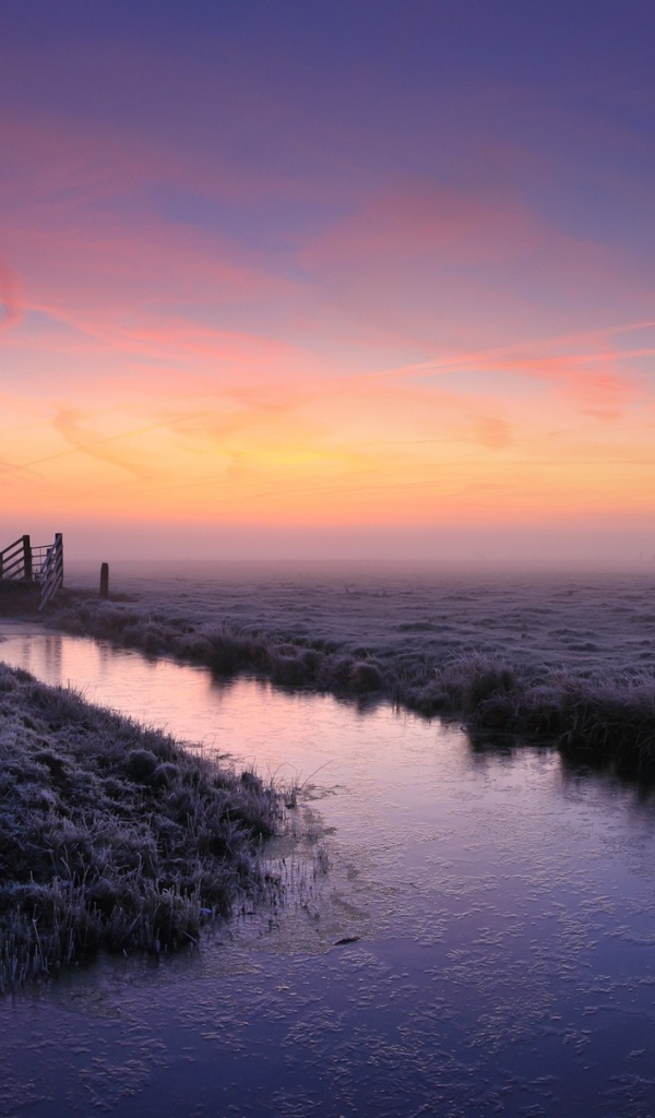 Канал в болоте на восходе солнца