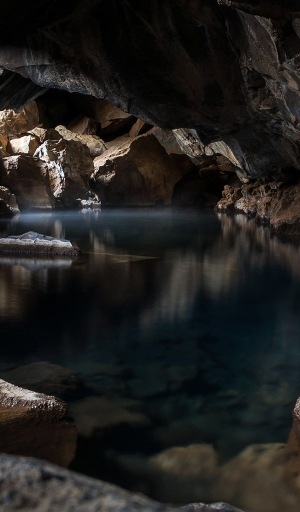 Прозрачная вода в озере в пещере