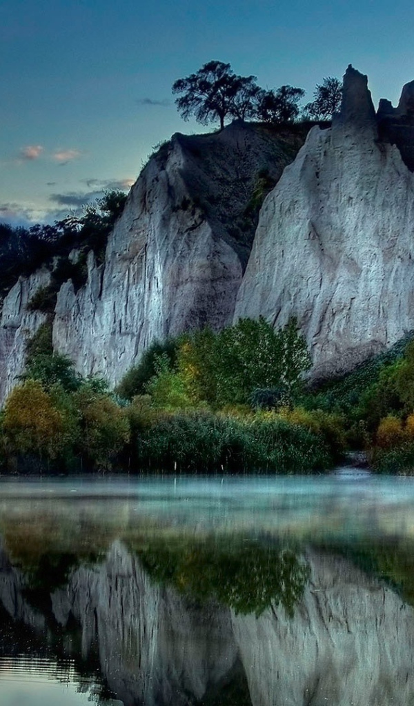 Отвесные скалы на берегу реки
