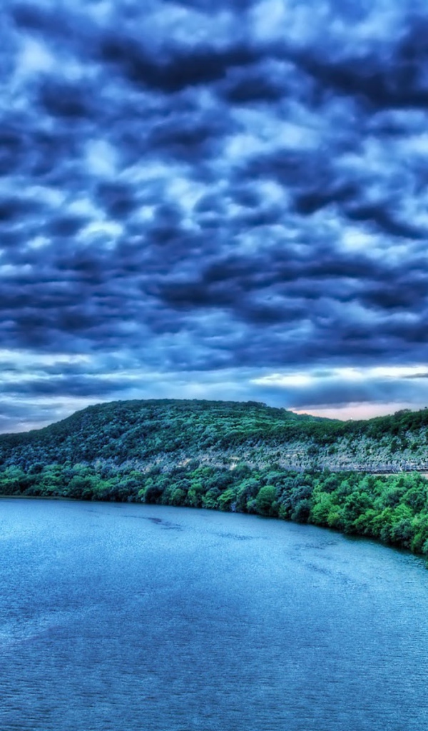 Темно синие облака над рекой