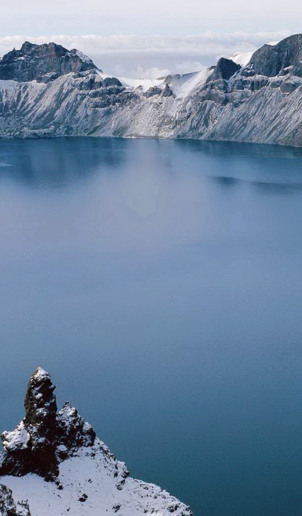 Темное озеро в жерле старого вулкана