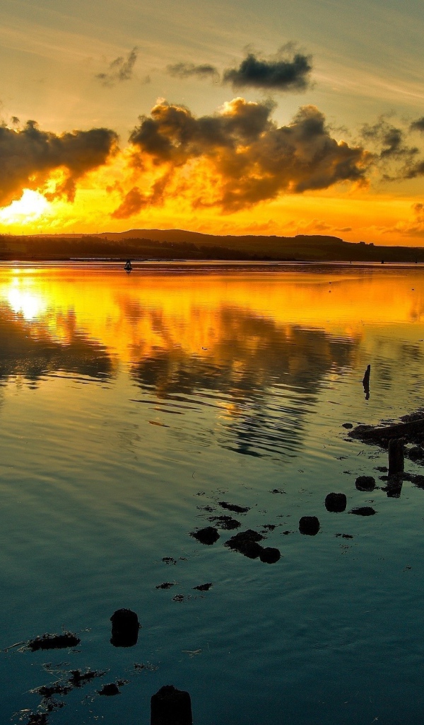 Огненный закат отражается в озере