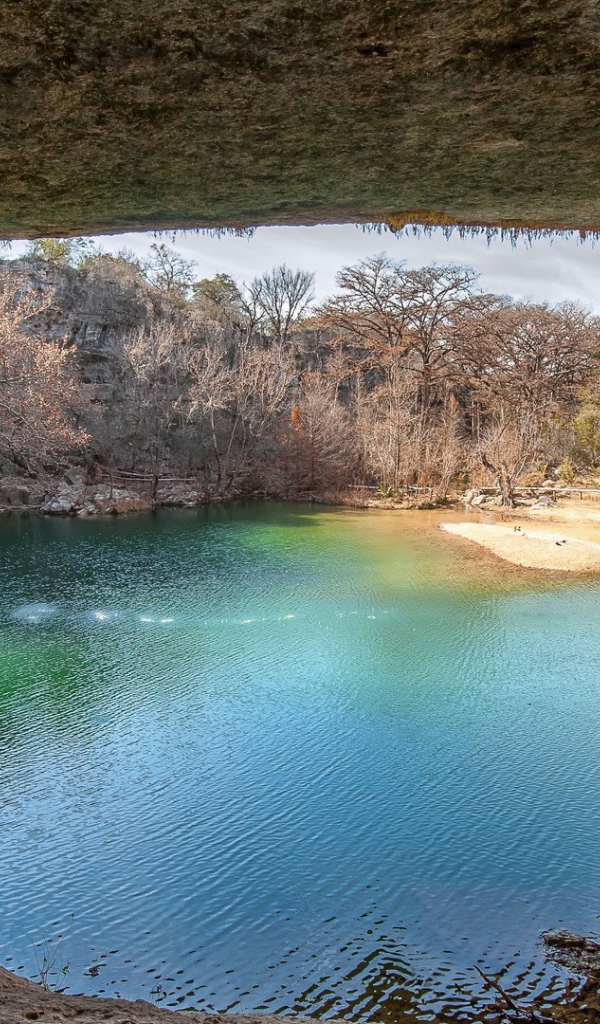 Озеро под сводом пещеры
